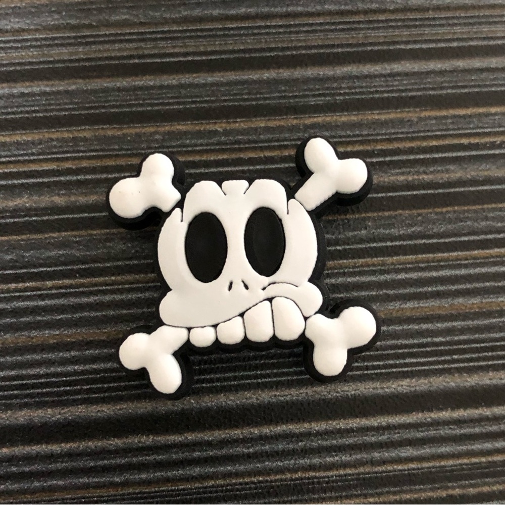 10/$13 Skull and Crossbones Shoe Charm
